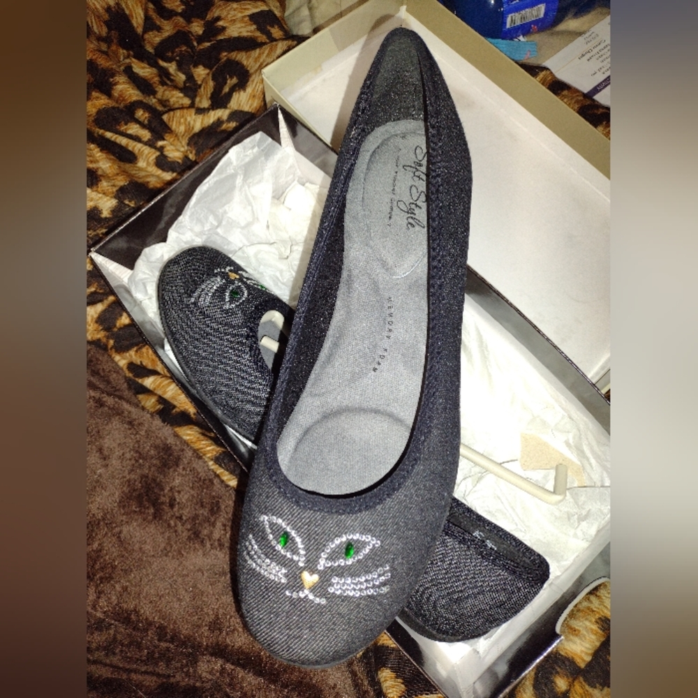 SZ 8W slip on shoes with kitty face on the toe
